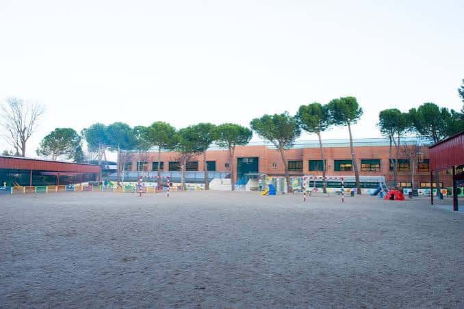 Vista exterior de las instalaciones del Colegio Los Ángeles con patio y árboles
