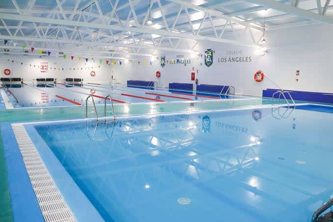 Piscina interior del colegio con carriles y decoración festiva