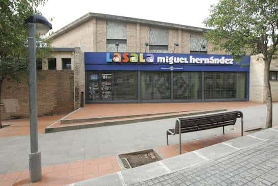 Vista frontal del edificio de la sala con el cartel iluminado