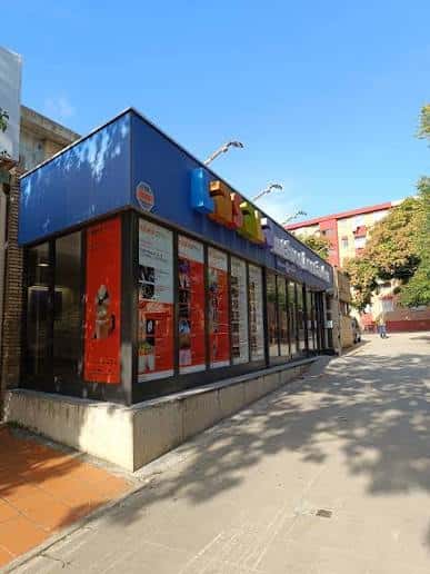 Fachada exterior de la sala LaSala Miguel Hernández durante el día