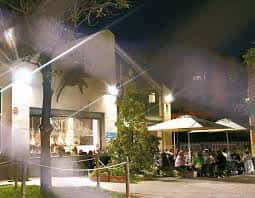 Terraza exterior del Estruch Bar con clientes y sombrillas