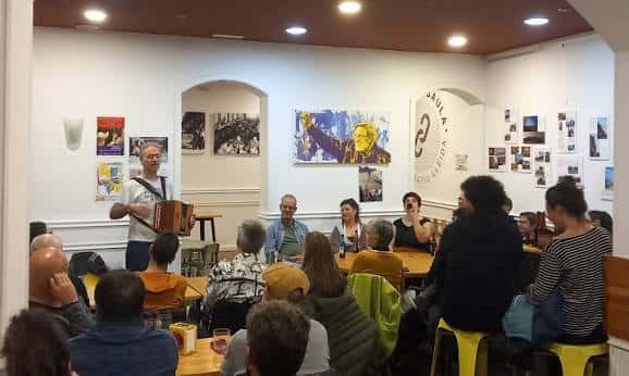 Evento cultural en el interior del Ateneu La Baula con público asistente