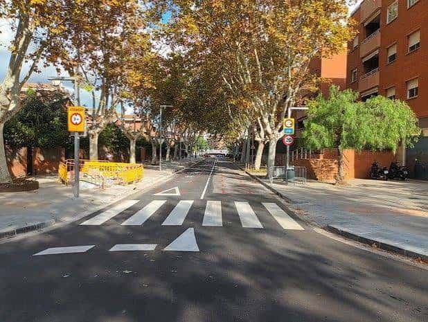 Vista de la Avenida de la Pineda con nueva señalización y carril bici