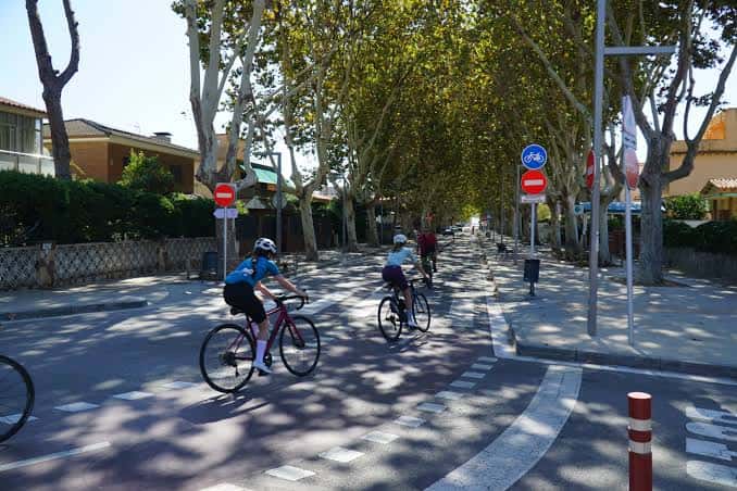 Ciclistas circulando por el carril bici de la Avenida de la Pineda en Castelldefels
