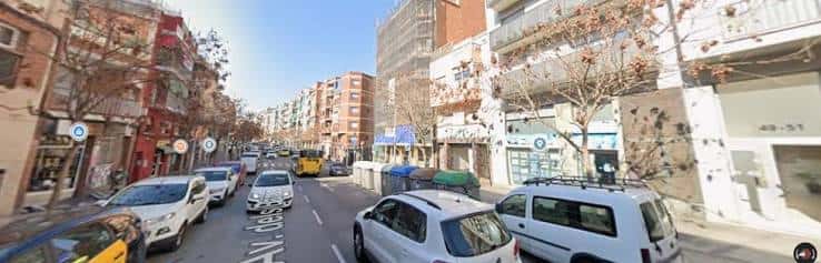 Vista panorámica de la Avinguda dels Banús mostrando edificios residenciales y tráfico urbano