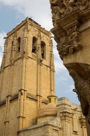Detalle de la torre campanario y elementos ornamentales de la iglesia