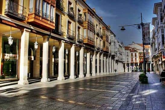 Vista de la Calle Mayor de Palencia con sus característicos soportales y arquitectura tradicional