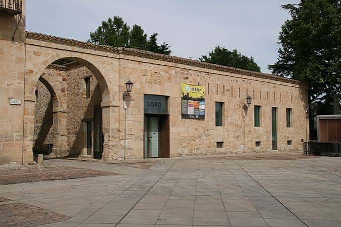 Fachada exterior del Museo Baltasar Lobo en Zamora con arquitectura de piedra y arco de entrada