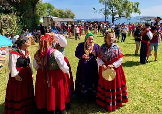 Celebración de la Romería del Faro con participantes en traje tradicional