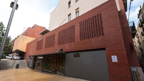 Vista exterior del Centre Artesà Tradicionàrius con fachada de ladrillo rojo