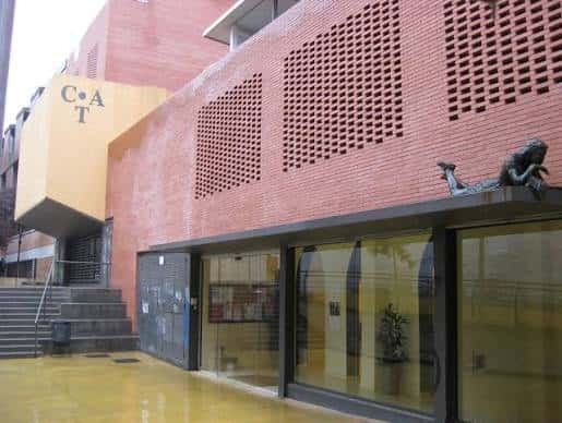 Entrada principal del CAT con detalles arquitectónicos y esculturas