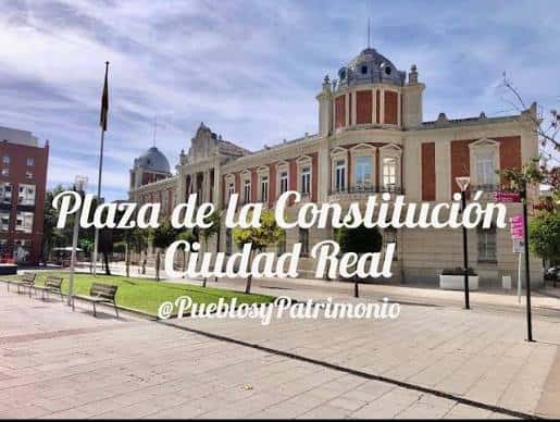 Vista panorámica de la Plaza de la Constitución con el Ayuntamiento de Ciudad Real al fondo
