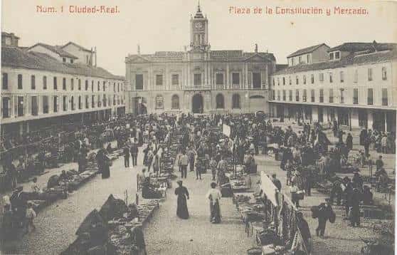 Plaza de la Constitución en época histórica, mostrando el mercado tradicional y la arquitectura del siglo XIX