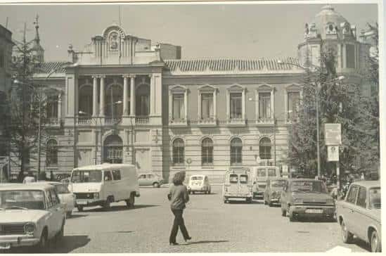 Fachada principal del edificio del Ayuntamiento en la Plaza de la Constitución, con vehículos de los años 70
