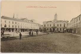Plaza de la Constitución con vista del mercado y edificios circundantes en tonos sepia