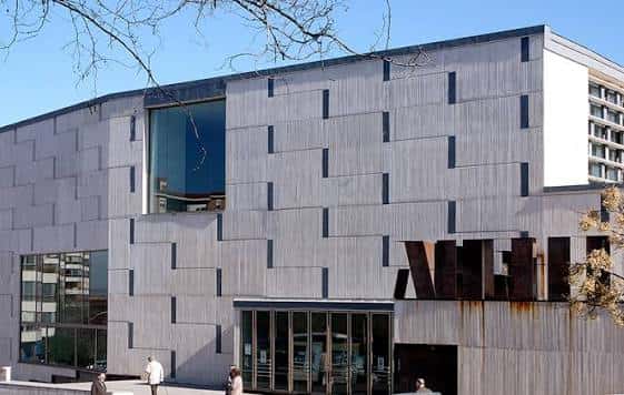 Fachada exterior del edificio con diseño arquitectónico contemporáneo
