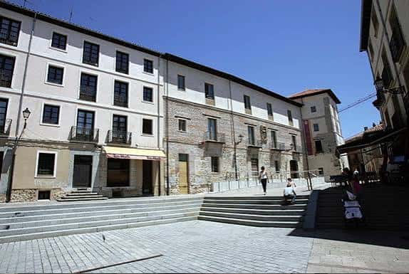 Vista general de la Plaza de Don Gutierre con sus escalinatas y edificios históricos bajo un cielo despejado