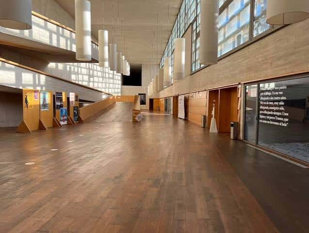 Hall principal del teatro con suelo de madera y columnas cilíndricas