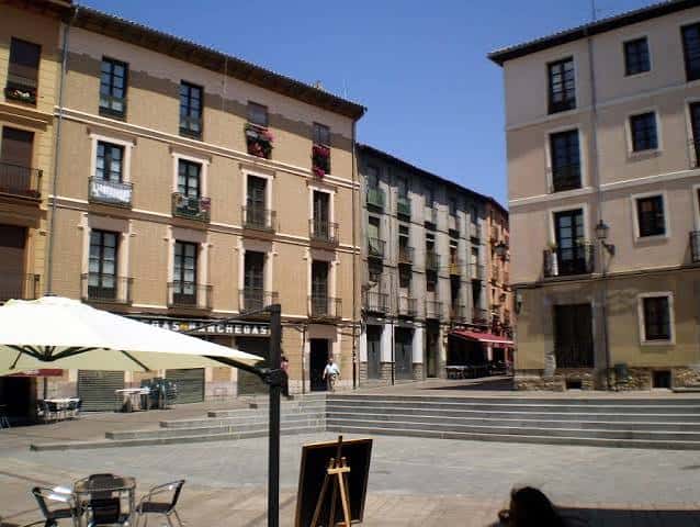 Plaza de Don Gutierre con terrazas de cafetería y arquitectura tradicional leonesa
