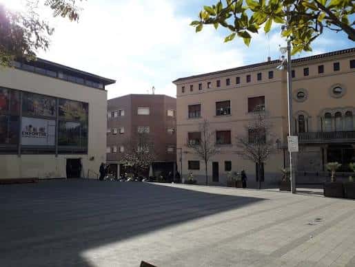 Vista general de la Plaça Francesc Macià con edificios y árboles