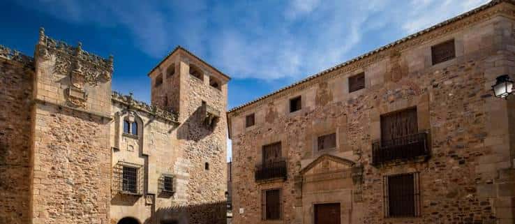 Fachada principal del palacio mostrando detalles arquitectónicos góticos y renacentistas
