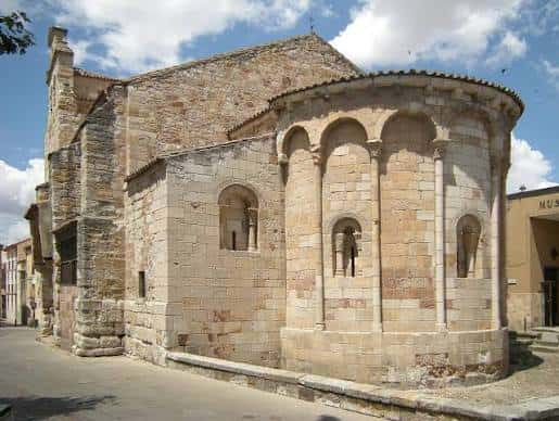 Vista exterior de la cabecera románica de la Iglesia de Santa María la Nueva