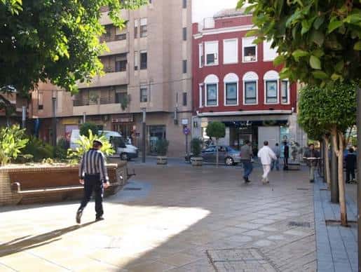Vista general de la Plaza de la Constitución de Molina de Segura con edificios y personas