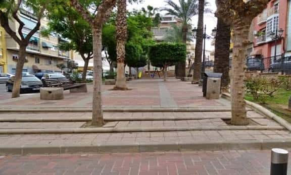 Plaza Vieja de Molina de Segura con árboles y bancos