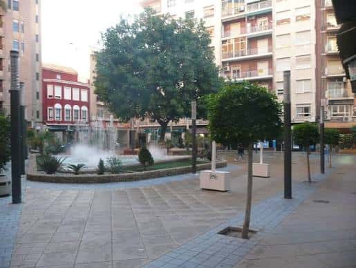 Plaza de la Región Murciana con fuente y árboles