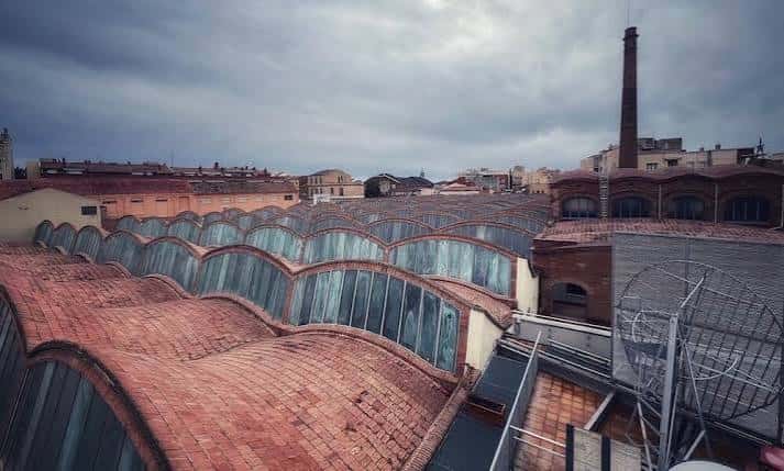 Vista aérea de las cubiertas de vidrio y ladrillo del Museu de Terrassa bajo cielo nublado