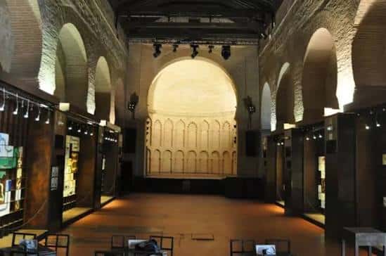 Vista general del espacio interior del Círculo de Arte, mostrando arcos y escenario