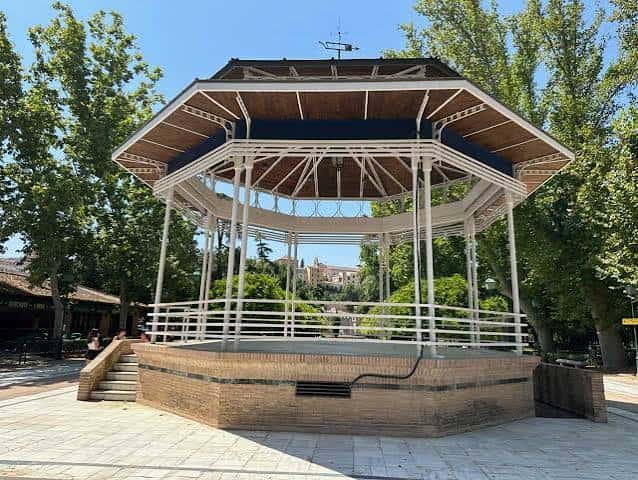 El kiosco de música del Parque de la Vega en un día soleado