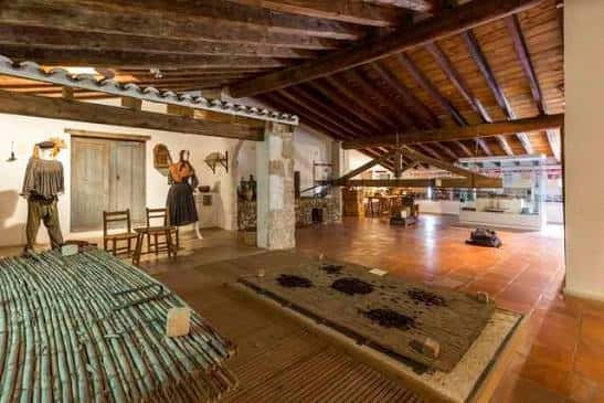 Vista general del interior del museo con exposiciones de etnografía y arquitectura tradicional