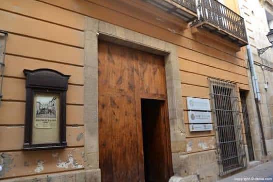 Fachada exterior del Museo Etnológico de Dénia con puerta de madera y detalles arquitectónicos
