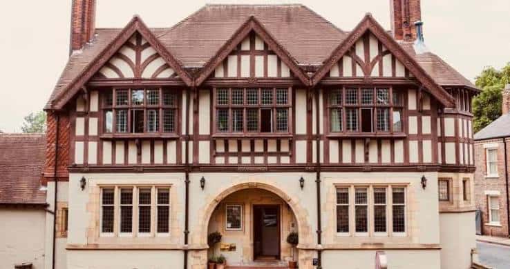Fachada exterior del edificio Roots York con estilo Tudor