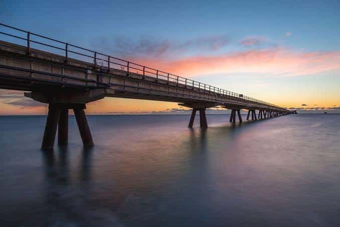 El Pantalán de Puerto de Sagunto con cielo colorido al atardecer