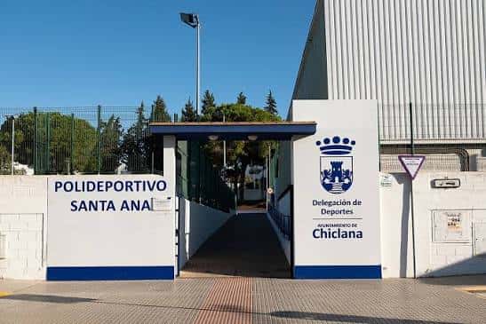 Entrada principal del Polideportivo Municipal Santa Ana con escudo del Ayuntamiento de Chiclana