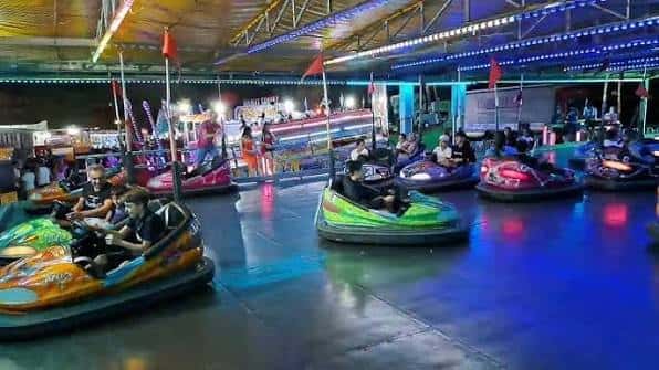 Atracción de coches de choque en el interior del recinto ferial