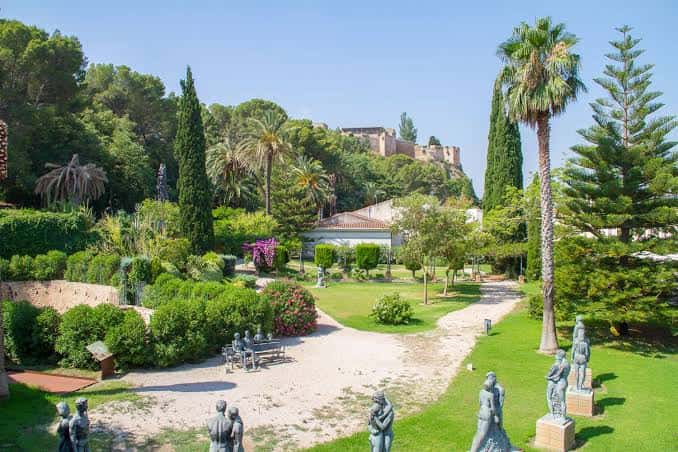 Vista panorámica de los Jardines del Príncipe con esculturas y la fortaleza al fondo
