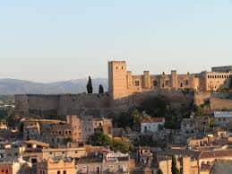 Vista panorámica de la ciudad de Tortosa con el castillo al atardecer