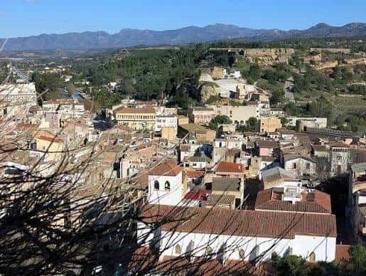 Vista aérea de Tortosa mostrando la ciudad y las montañas al fondo