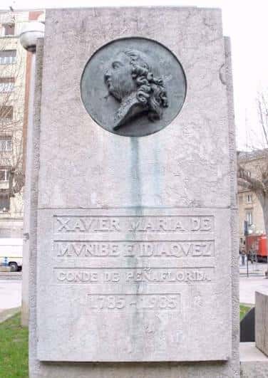 Detalle del monumento al Conde de Peñaflorida con relieve y placa conmemorativa