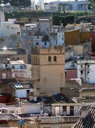 Vista panorámica de la torre del convento sobre los tejados de Tortosa