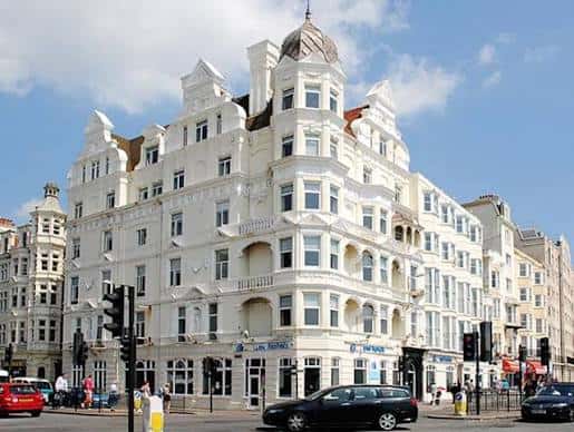 Vista exterior del Harbour Hotel Brighton con su fachada victoriana blanca