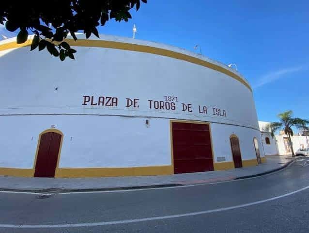 Fachada principal de la Plaza de Toros de la Isla con letrero histórico