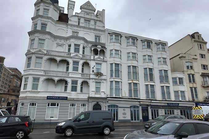 Fachada frontal del Harbour Hotel Brighton en un día nublado