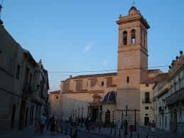 Vista exterior de la Parroquia de la Asunción de Nuestra Señora en Torrent al atardecer