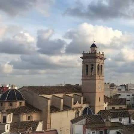 Torre de la parroquia vista desde una perspectiva elevada sobre los tejados de Torrent
