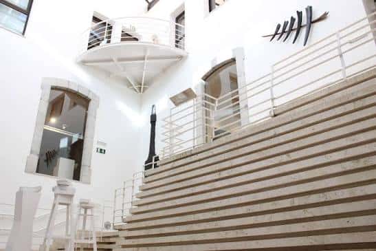 Escalera principal del museo con diseño moderno y detalles arquitectónicos