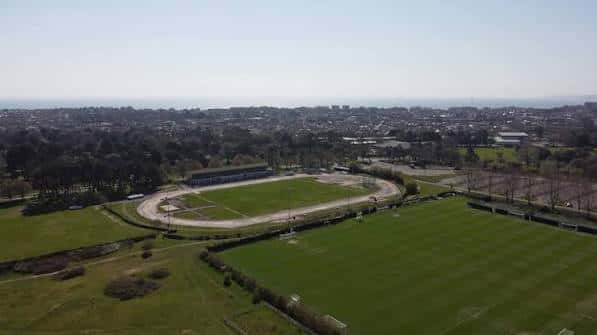 Vista aérea del estadio de atletismo Kings Park con pista roja y campo de césped
